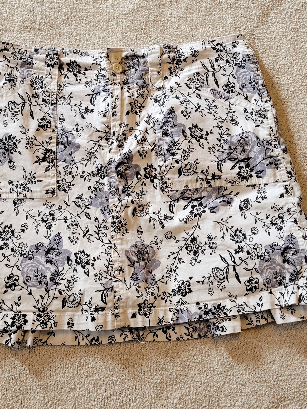 Gloria Vanderbilt Women’s Floral Skort Size 10 White Black Gray Pockets Stretch